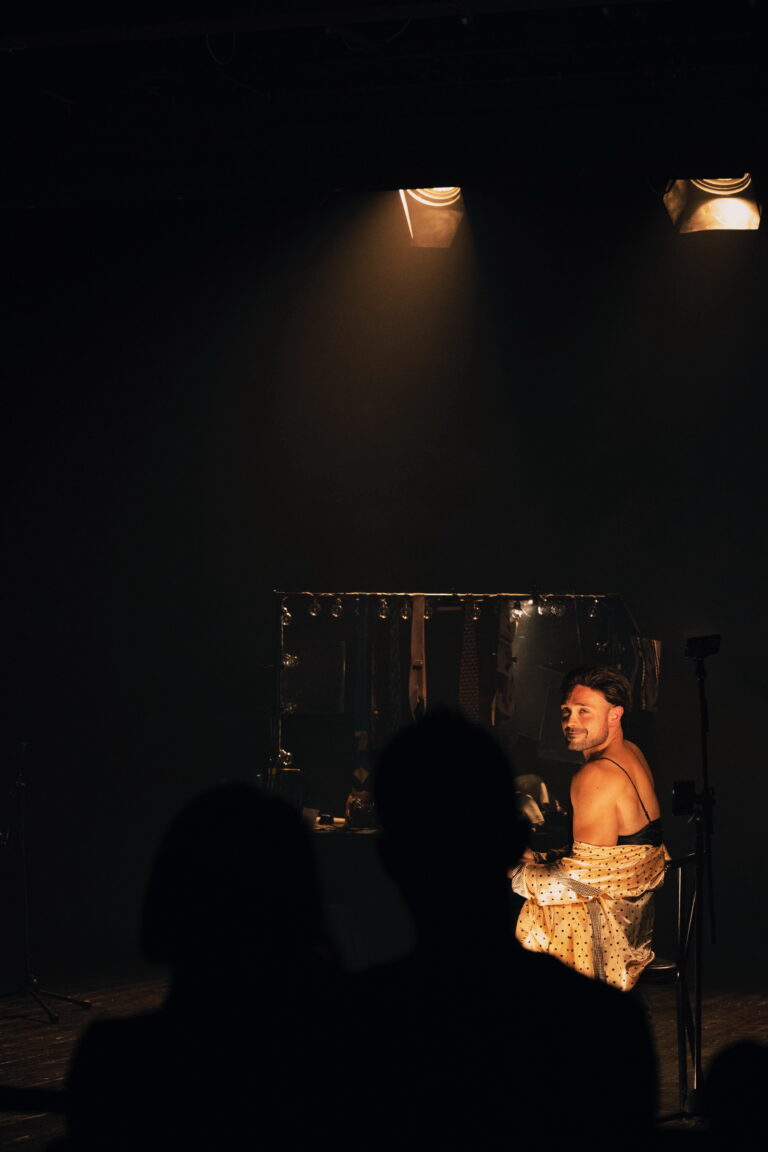 Come un angelo in tutto questo bordello – foto di scena